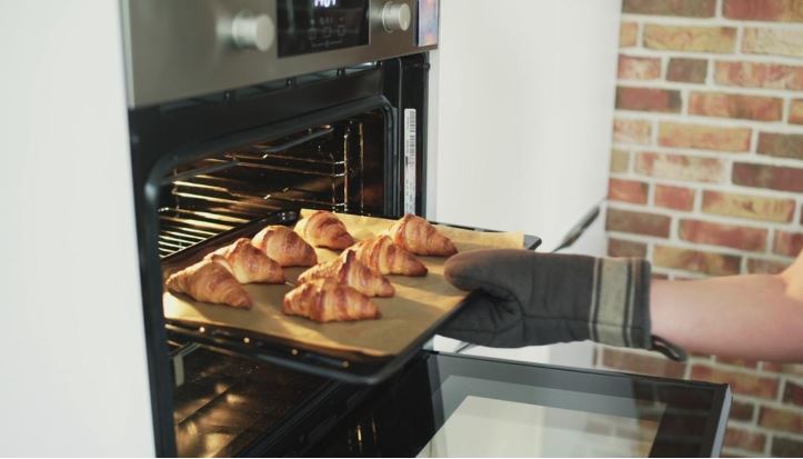 What to Put in the Oven to Keep the Bottom of Baked Goods from Burning: 6 Tips