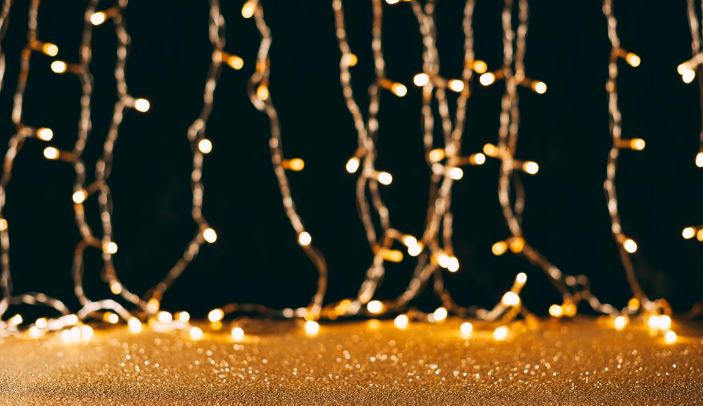 How to Hang Garland in the House Beautifully: 8 Bright Ideas for a New Year’s Mood