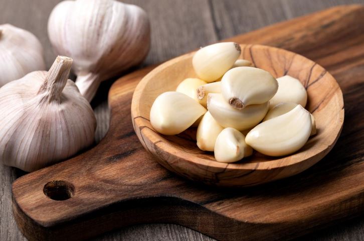 The Benefits and Harms of Garlic: How to Properly Use, So as Not to Harm the Body