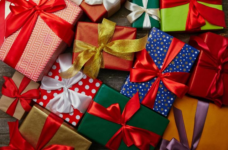 How to Beautifully Wrap a Gift for the New Year: Top 3 Best Ideas