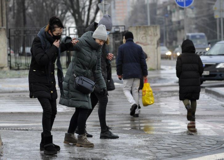 How To Walk on Ice So as Not to Fall: Useful Tips and Best Practices