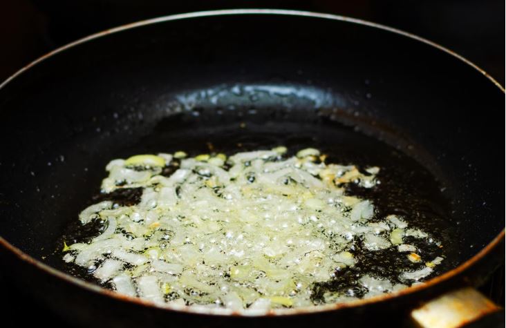 How to Fry Onions Properly and What They are Fried for: Useful Tips