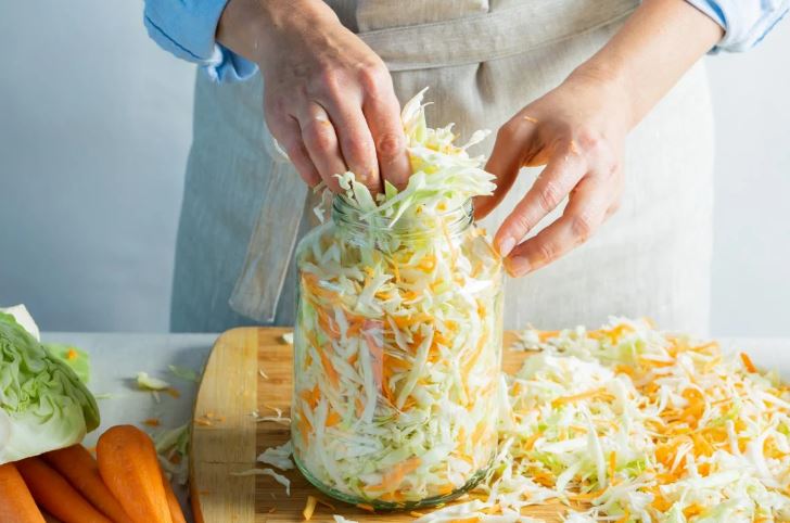 Sauerkraut Like Grandma’s: Making Crunchy Cabbage with or Without Sugar, Water