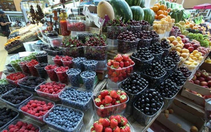 How to Freeze Berries in a Container or a Bag for Winter: Tips for Hostesses