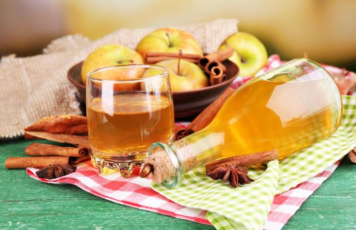 Apple Cider Vinegar: The Benefits and 7 Uses in The Home