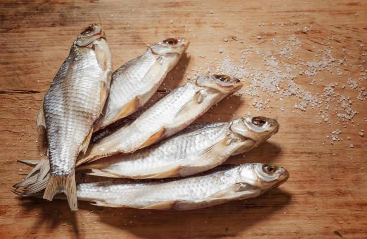 How to Remove the Smell of Fish: From Dishes, Hands, Cutting Board and Refrigerator