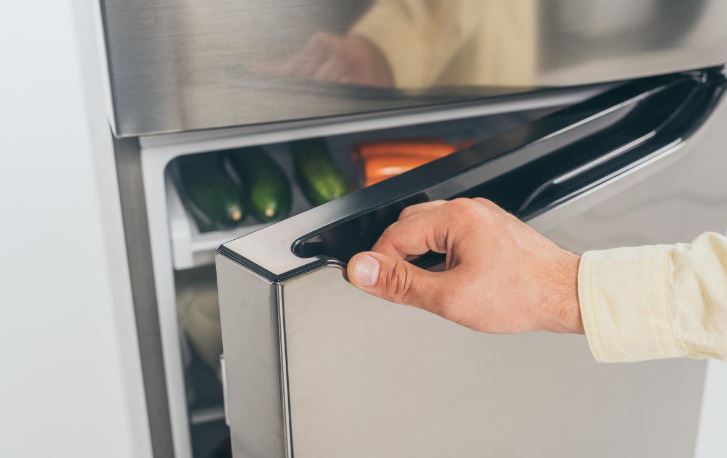How to Defrost the Refrigerator Quickly and Safely: Useful Tips