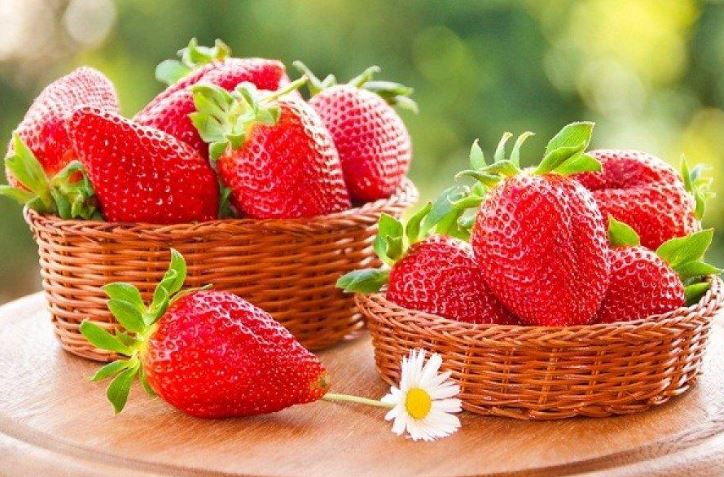 Otu esi edebe strawberries ọhụrụ ogologo ogologo na friza na friji: ndụmọdụ