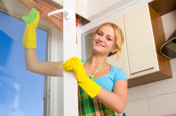 No Streaks, No Dust: A Tip for Cleaning Dirty Windows From the Street